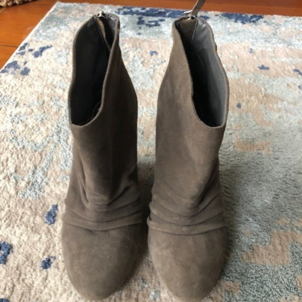 BCBG Women's Size 8.5 Gray Suede Booties
